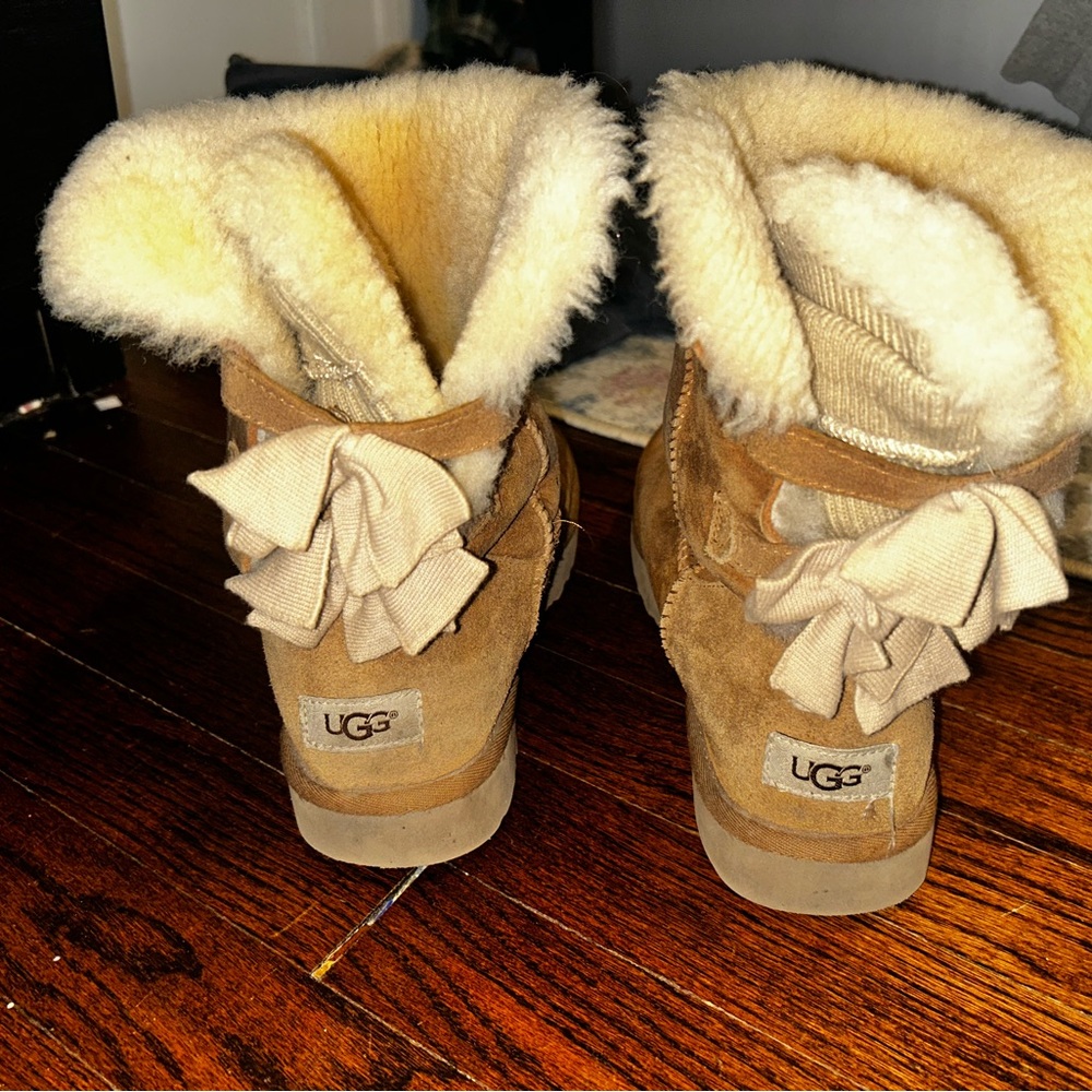 UGG Tan Boots with Shearling and Bows